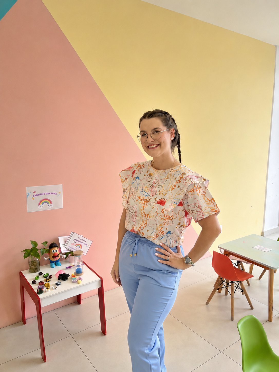 Psicóloga Allana Lombardi em seu consultório infantil